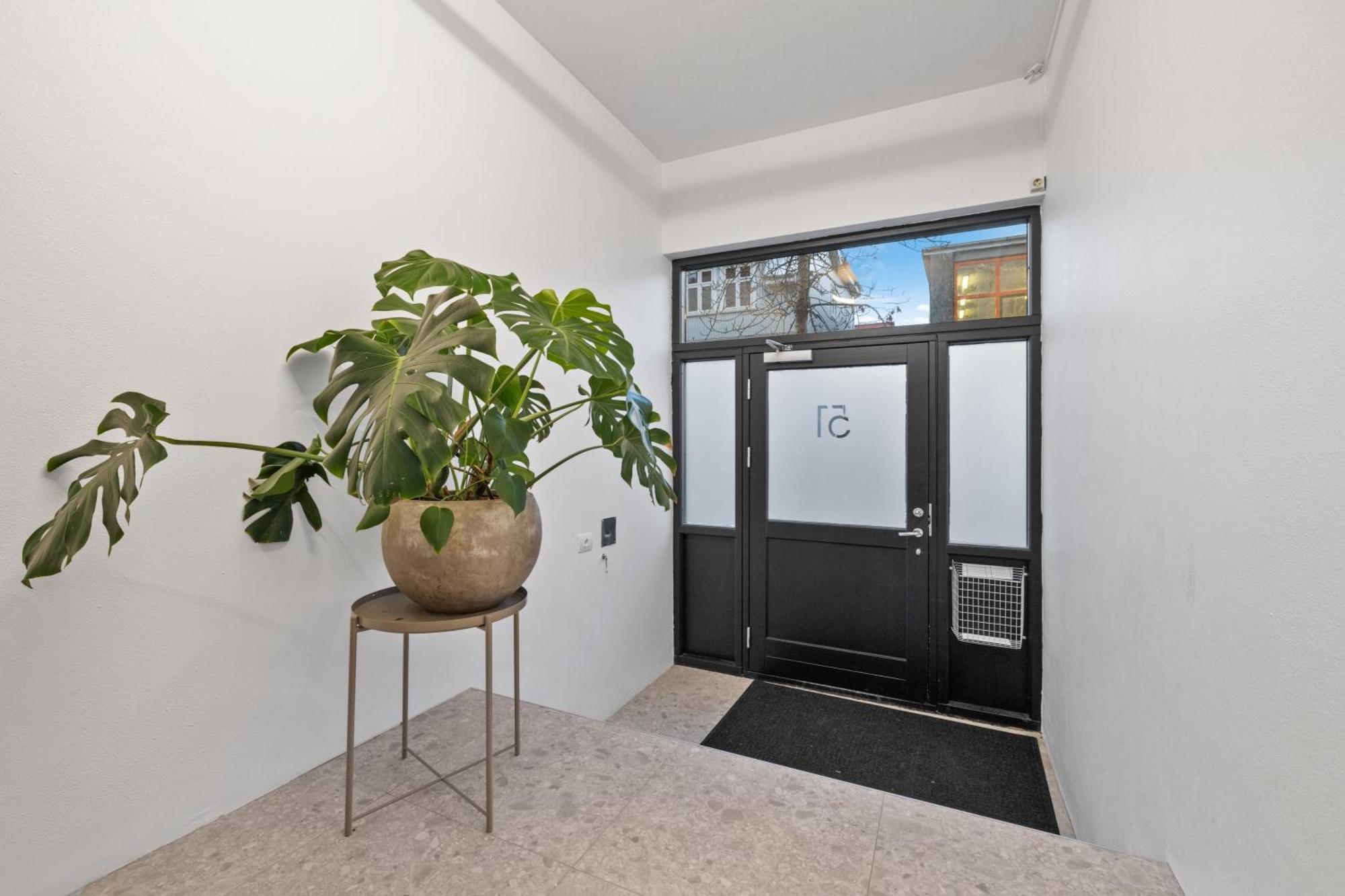Penthouse Apt On The Shopping Street-Free Parking Reykjavík Exterior photo