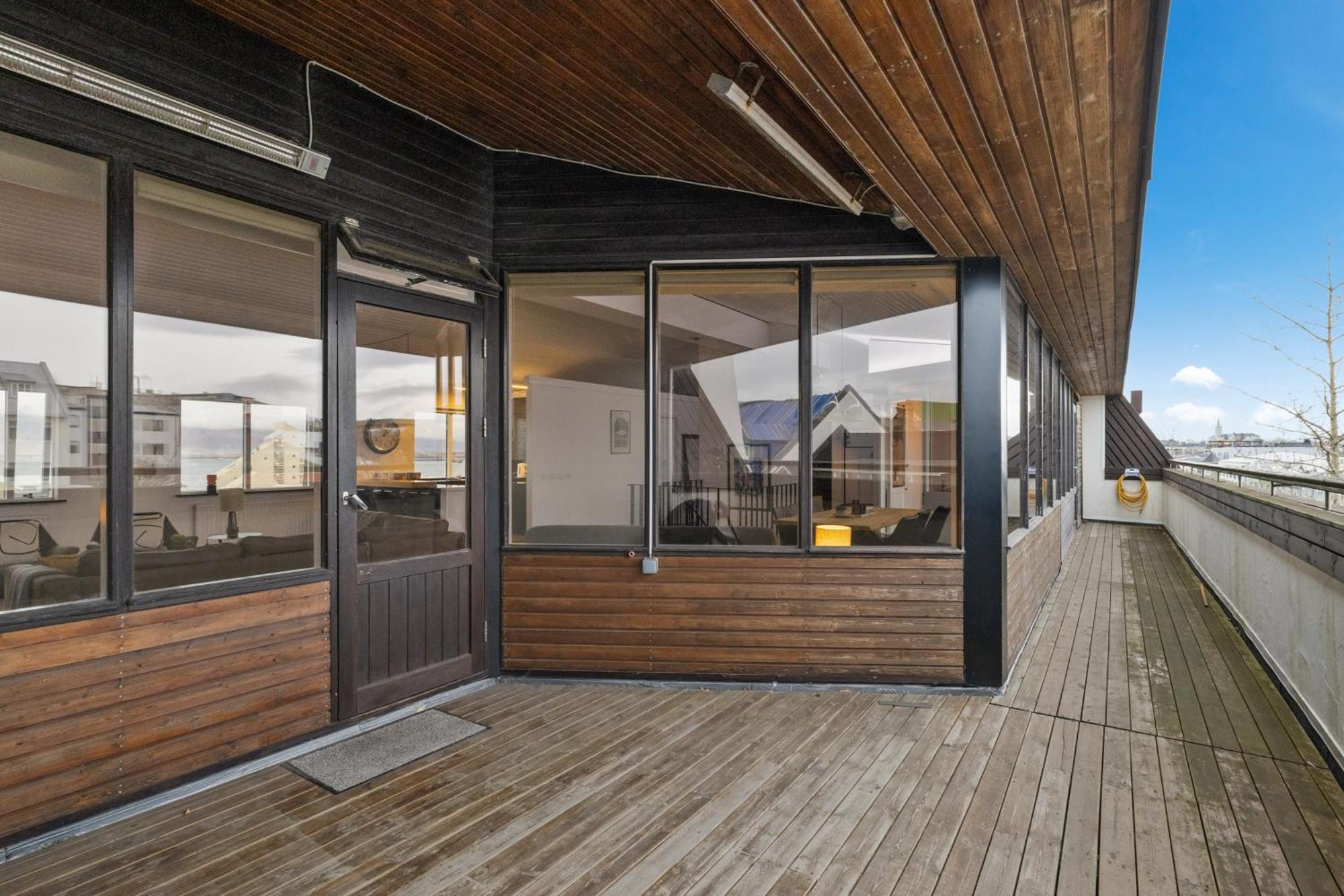 Penthouse Apt On The Shopping Street-Free Parking Reykjavík Exterior photo